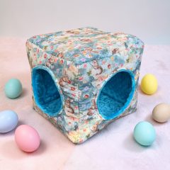   NYUSZISHOP.HU - Kockaházikó - Színes tojásos/epres nyuszi - 25x25 cm