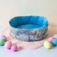   NYUSZISHOP.HU - Színes tojásos/epres nyuszi fekhely  - ø40 cm